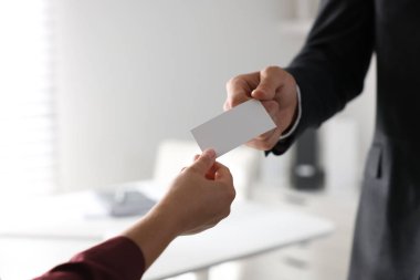 Ofisteki kadına kartvizit veren adam, yakın plan. Tasarım için model