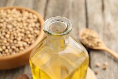 Şişede yağ, masada soya fasulyesi, yakın plan.