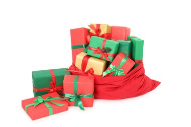 Noel Baba hediye dolu çanta beyazın üzerinde izole edilmiş.