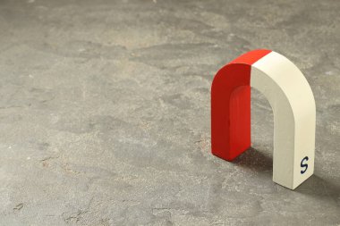 Gri desenli masada bir at nalı mıknatısı. Metin için boşluk