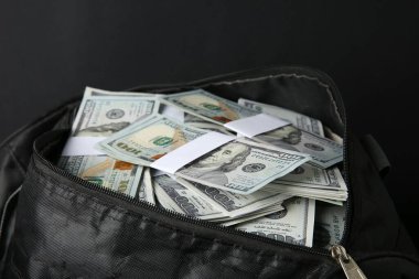 Siyah arkaplanda dolar banknotları, yakın plan