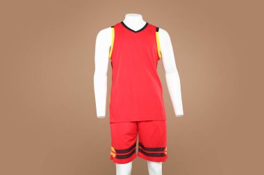 Açık kahverengi arka planda şık spor kıyafetleri olan erkek manken.