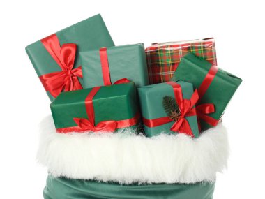 Santa Claus çanta hediye kutuları üzerinde beyaz izole