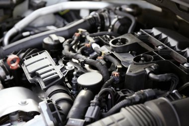 Modern otomatikte araba motorunun yakın görüntüsü