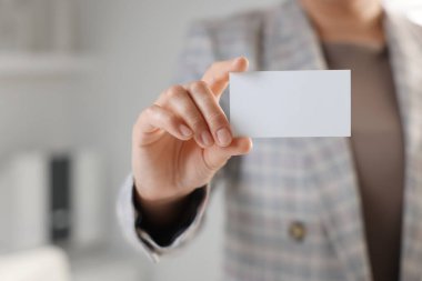 Ofiste elinde boş kartvizit olan bir kadın, yakın plan. Tasarım için model