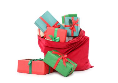 Noel Baba hediye dolu çanta beyazın üzerinde izole edilmiş.