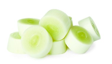 Beyaz arka planda taze çiğ pırasa dilimleri