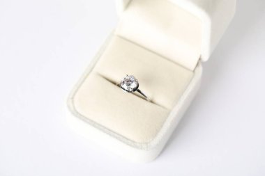 Beyaz arkaplanda değerli taşlı güzel bir yüzük, yakın plan.