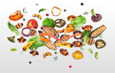 Açık gri arka planda havada lezzetli ızgara sebzeler.