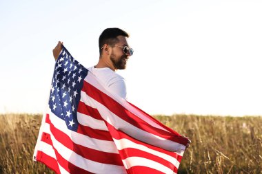 Amerika bayrağı taşıyan mutlu bir adam. Metin için boşluk