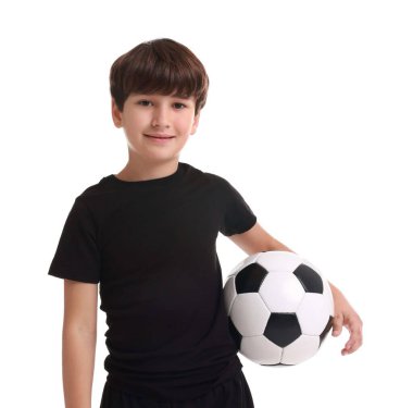 Beyaz arka planda futbol topu olan bir futbolcu
