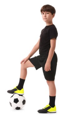 Beyaz arka planda futbol topu olan bir futbolcu