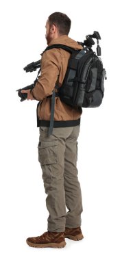 Beyaz arkaplanda sırt çantası ve kamera olan fotoğrafçı, arka plan