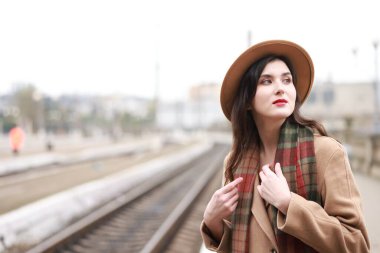 Tren istasyonunda şapkalı güzel bir kadın, mesaj için yer var.