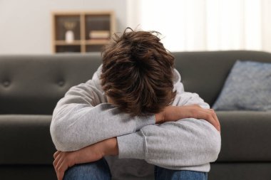 Yalnızlık kavramı. Evdeki üzgün genç çocuk.