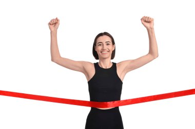 Spor giyinen güzel bir kadın beyaz arka planda kırmızı bitiş çizgisini geçiyor.