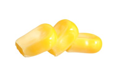 Taze olgun mısır taneleri beyaza izole edilmiş.