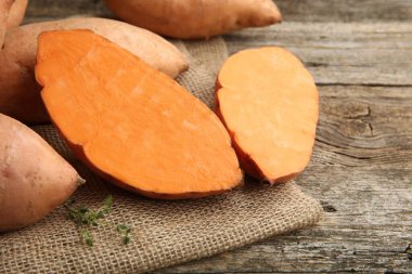 Taze taze patates ve kekik ahşap masada, yakın plan.