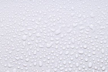 Açık gri arkaplanda su damlaları, üst görünüm