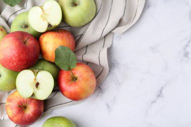 Beyaz masa üzerinde farklı olgun elmalar, düz uzanmış. Metin için boşluk