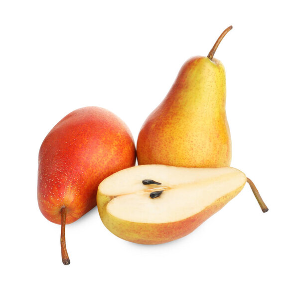 Целые и обрезанные спелые груши изолированы на белом