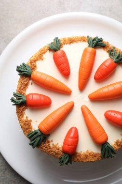 Gri masada nefis havuçlu kek, üst manzara.