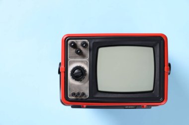 Açık mavi arkaplanda Retro TV seti, üst görüntü. Metin için boşluk