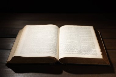 Tahta masada İncil 'i açın. Hıristiyan inancı