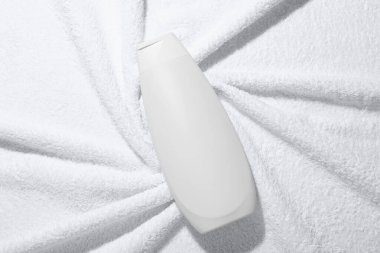 Şişede şampuan yumuşak havluyla, üst manzara