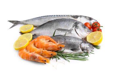 Beyaz üzerine biberiye, limon ve domatesli farklı taze deniz yemekleri.