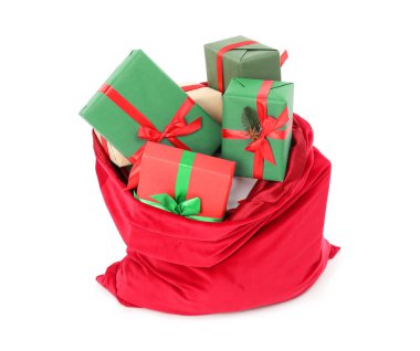 Noel Baba hediye dolu çanta beyazın üzerinde izole edilmiş.