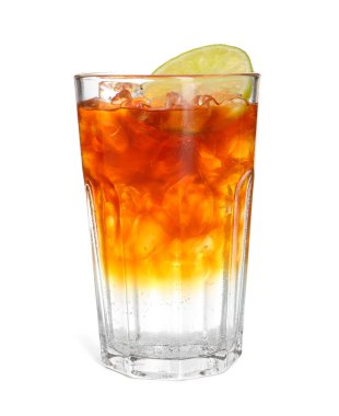 Beyaza izole edilmiş limon dilimiyle taze espresso tonik.