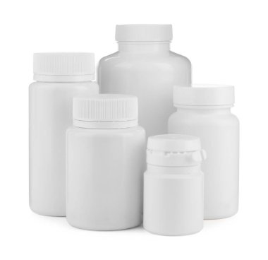 Birçok plastik tıbbi şişe beyaza izole edilmiş.