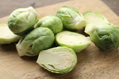Taze yeşil Brüksel lahanaları masada, yakın plan.