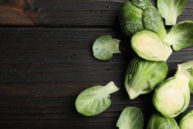 Ahşap masa, üstten görünüm üzerinde taze Brüksel lahanası. Metin için yer