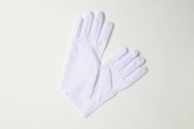 Beyaz arka planda zarif eldivenler, üst görünüm