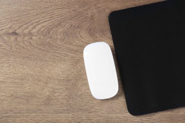 Ahşap masanın üstünde fare kafası olan bir bilgisayar faresi. Metin için boşluk