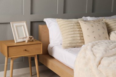 Odasında güzel yastıklar olan bir yatak. İç tasarım