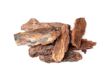 Beyaz arkaplanda ağaç kabuğu parçaları, üst görünüm