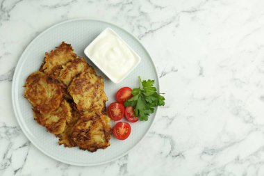 Taze domatesli patatesli gözleme, ekşi krema ve maydanoz beyaz mermer masa, üst manzara. Metin için boşluk