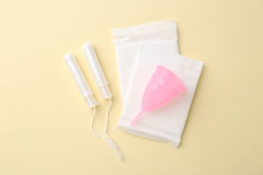 Düz kompozisyon ve bej arka planda adet ürünleri