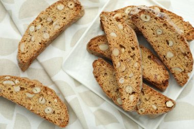 Geleneksel İtalyan badem bisküvileri (Cantucci) tabakta, en üstte.