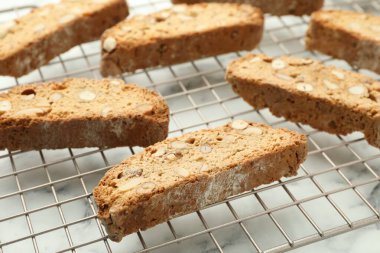 Geleneksel İtalyan badem bisküvileri (Cantucci) beyaz mermer masa üzerinde, yakın plan