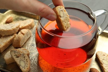 Geleneksel İtalyan bademli bisküvisi (Cantucci) masaya yatıran kadın, yakın plan.