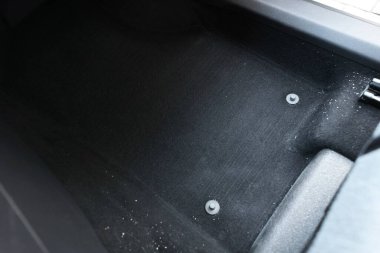 Siyah yumuşak araba paspası otomatikte, yakın plan