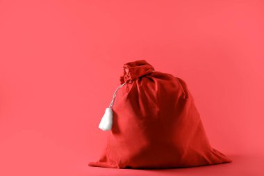 Kırmızı arka planda bir Noel Baba çantası, mesaj için boşluk