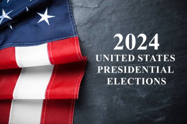2024 Birleşik Devletler başkanlık seçimleri. Siyah taş arka planda Amerikan bayrağı