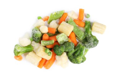 Farklı donmuş sebzelerin karışımı beyaza izole edilmiş, üst manzara