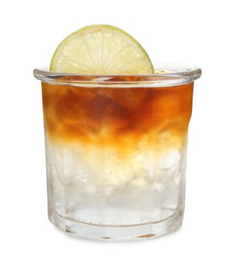 Beyaza izole edilmiş limon dilimiyle taze espresso tonik.