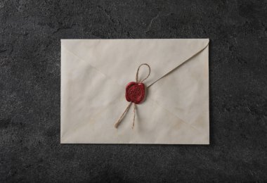 Üzerinde balmumu damgası olan eski bir zarf.